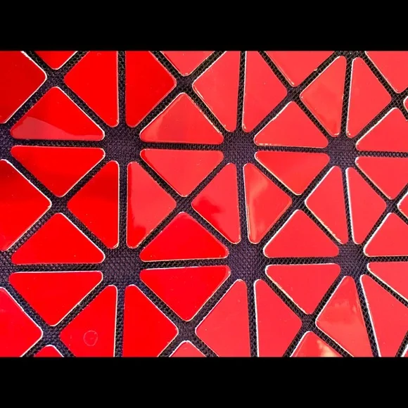 Unusual style shoulder bag in red. - Picture 4 of 6